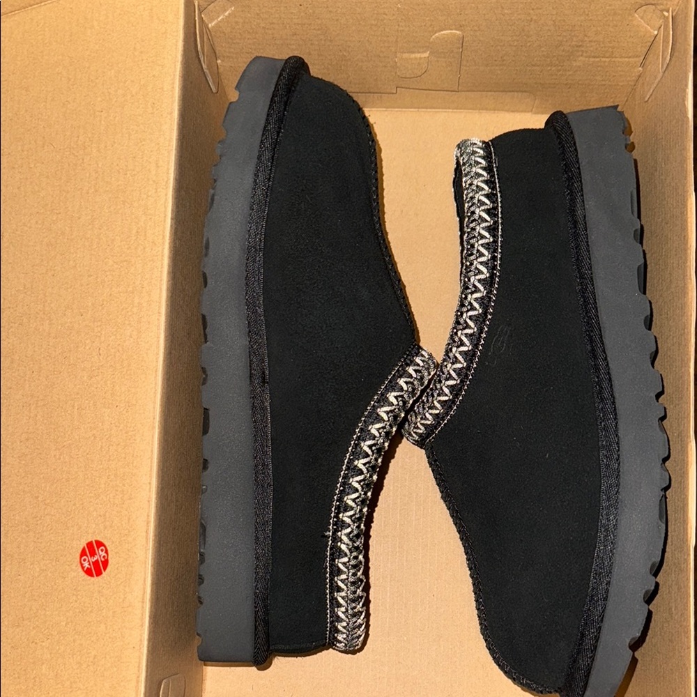 UGG Black Slippers with Sleek Design and Comfort